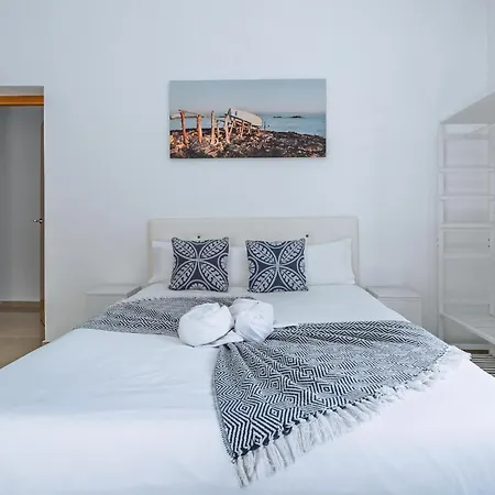 Romeo Cerca De La Playa De Talamanca E Ibiza