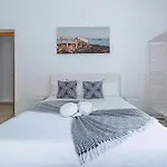Romeo Cerca De La Playa De Talamanca E Ibiza