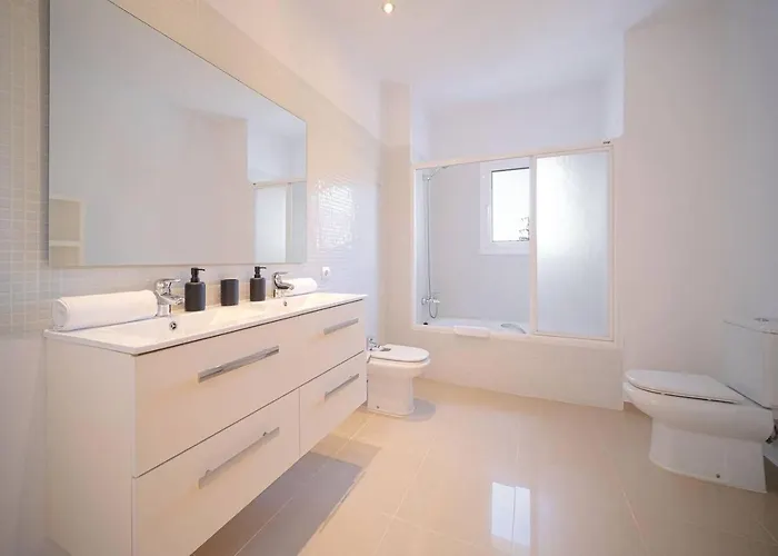 Romeo Cerca De La Playa De Talamanca E Ibiza